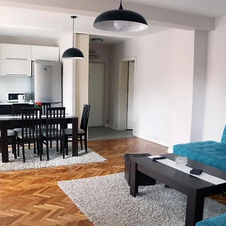 Spacious Modern Aerodrom Apartment