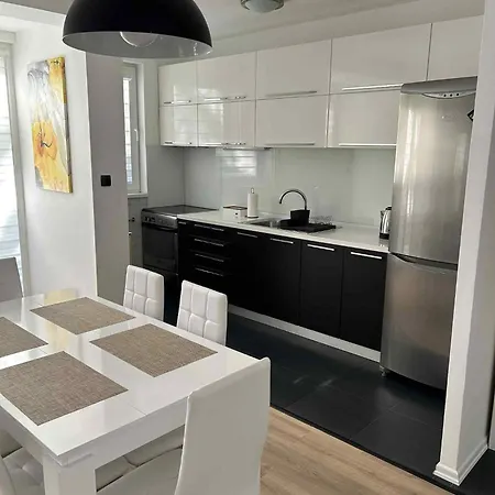 Spacious Modern Aerodrom شقة *