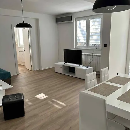 Spacious Modern Aerodrom Apartament