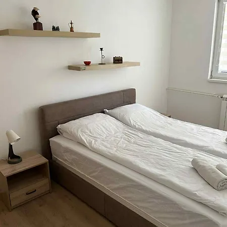 Spacious Modern Aerodrom سكوبجي