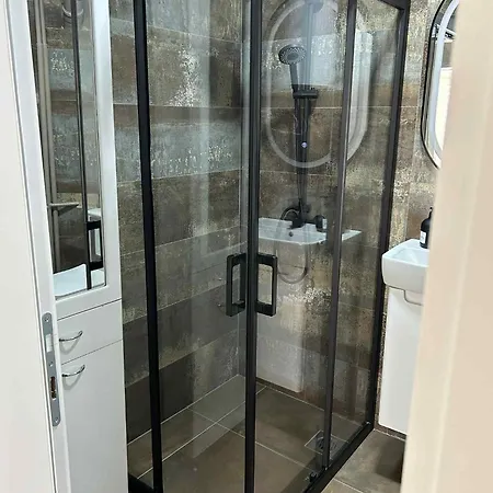 Spacious Modern Aerodrom Apartament