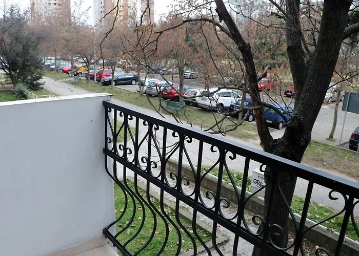 Spacious Modern Aerodrom *